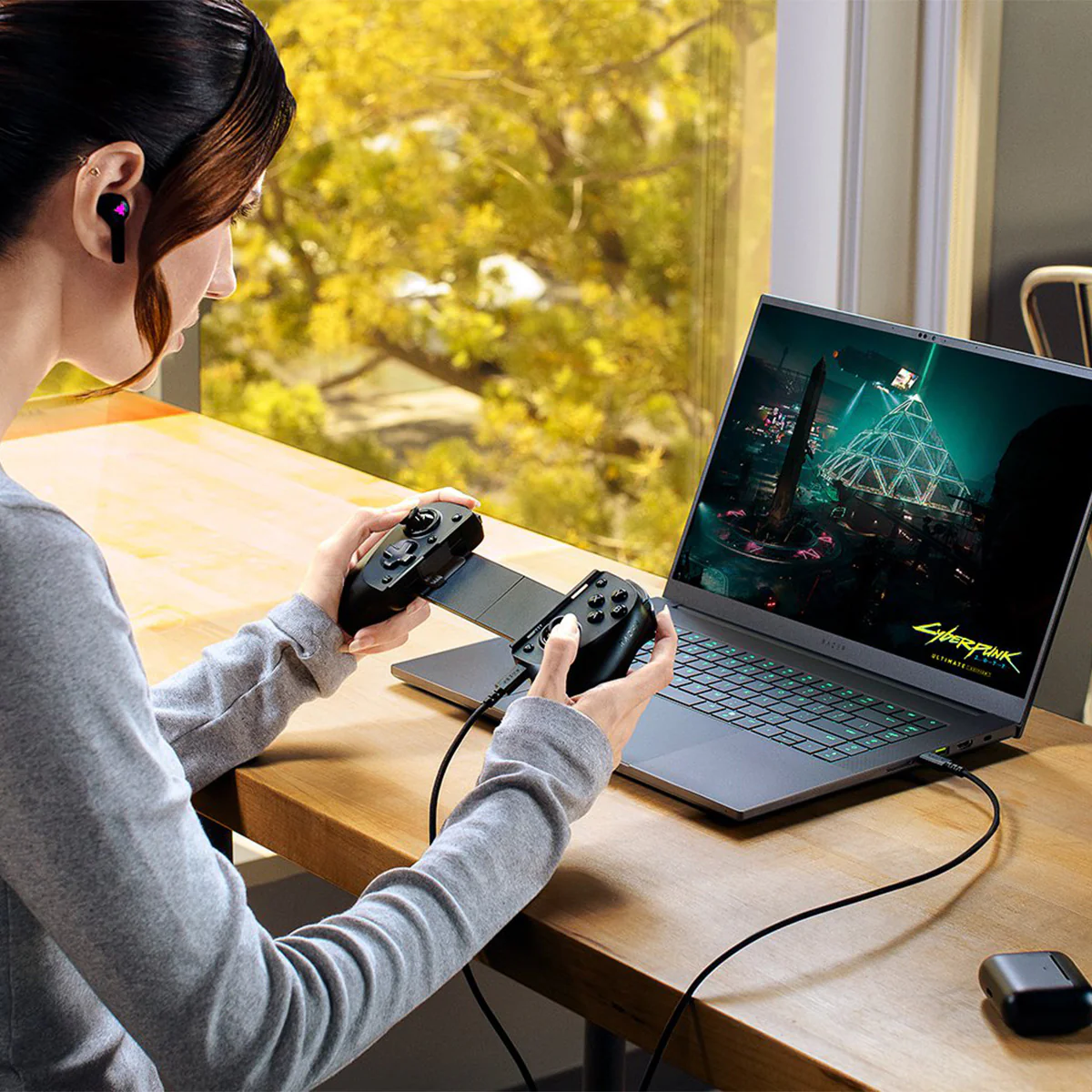 Razer Kishi V3 USB-C Gaming Controller for Android & iPhone (Black, Phantom White) - Image 3