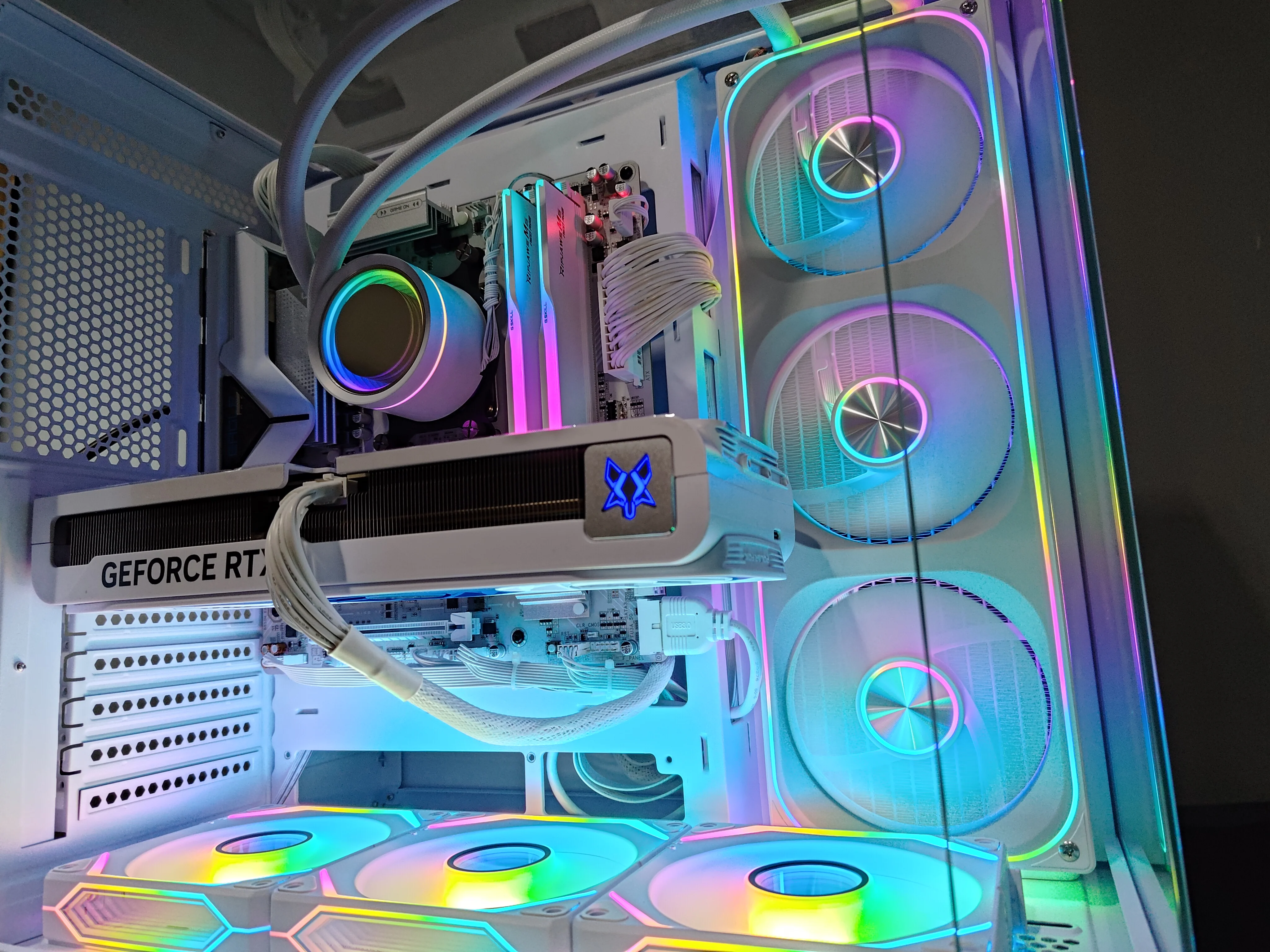 Sophos Zentra White Desktop Gaming PC | AMD Ryzen 7 7700X | 32GB RAM | 1TB SSD | with WIFI + Bluetooth | GeForce RTX 5070 OC | Windows 11 Pro - Image 3